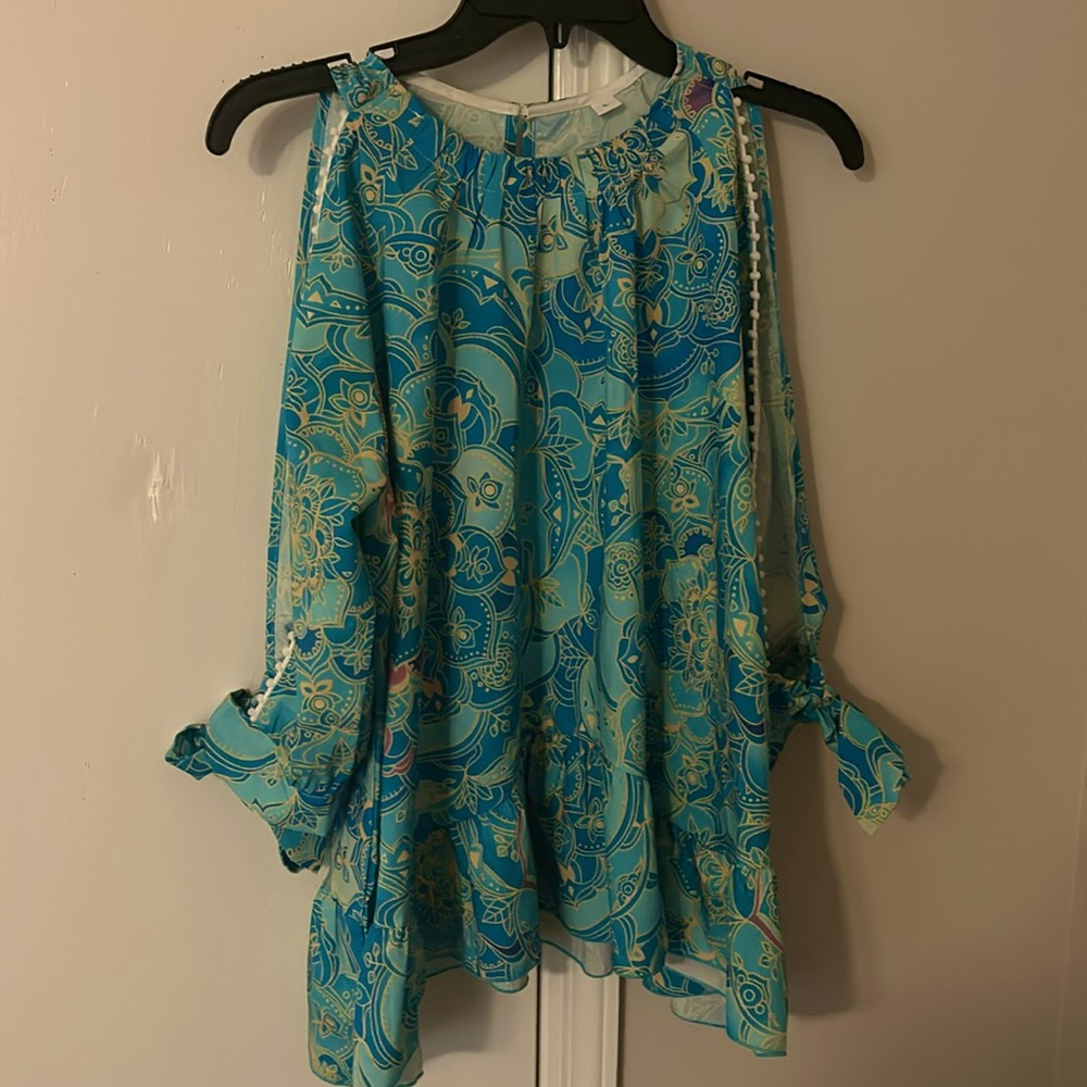 Adorable open arm peplum top